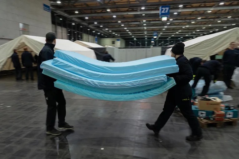 Bilder vom Aufbau in der Messehalle 27